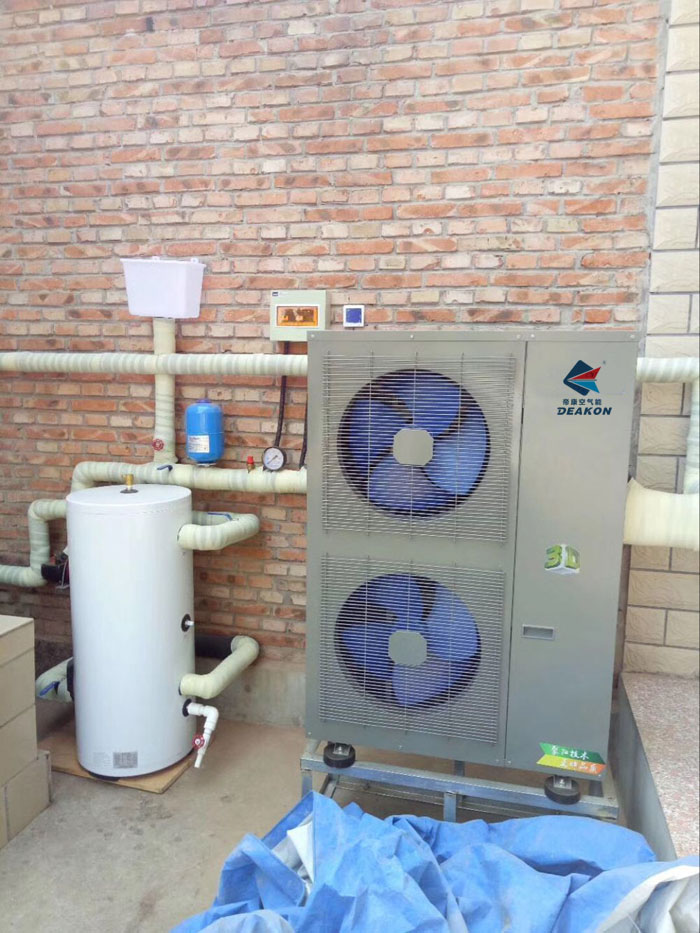 聚陽王牌煤改電空氣能熱泵反而是成為了目前應用比較廣泛，供暖便利度更 高的一種選擇。         我們來看看空氣能熱泵是怎么供暖的？它可以通過冷媒來吸收空氣中的熱量，利用壓縮機加工這部分量 ，最后將這些熱量轉移到水中，把冷水變成熱水。